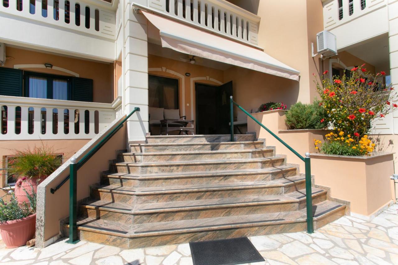 Lady Elena Hotel Ammoudia Bagian luar foto