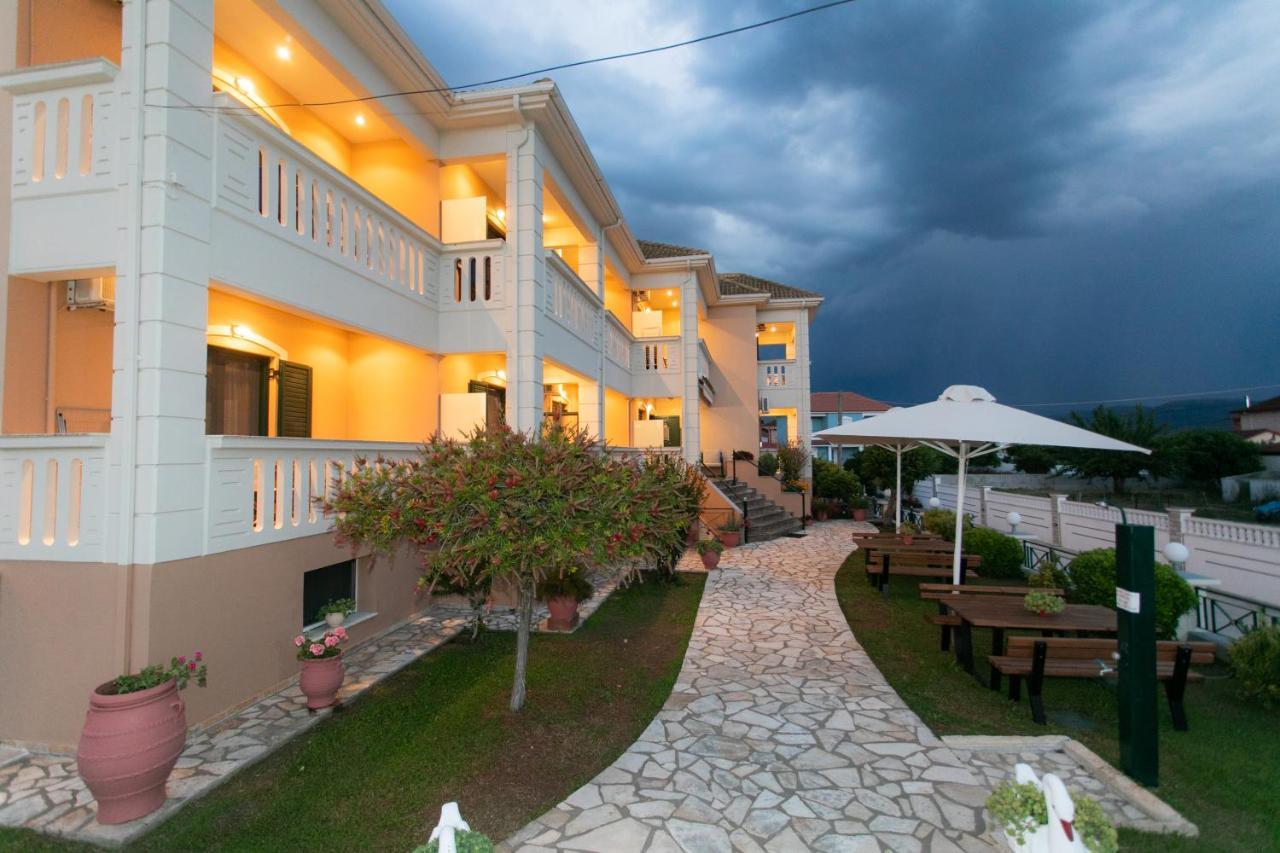 Lady Elena Hotel Ammoudia Bagian luar foto