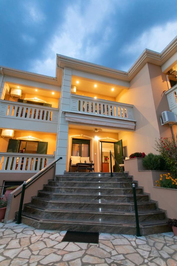 Lady Elena Hotel Ammoudia Bagian luar foto